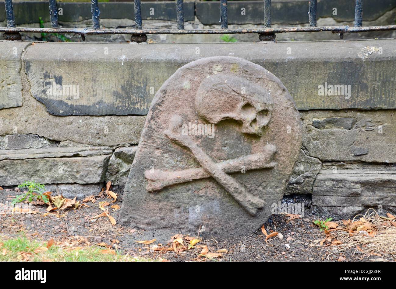 greyfriars Kirche und Friedhof mit Gräbern und Steinschädel und Kreuzknochen edinburgh Royal Mile scotland im Sommer 2022 Großbritannien Stockfoto