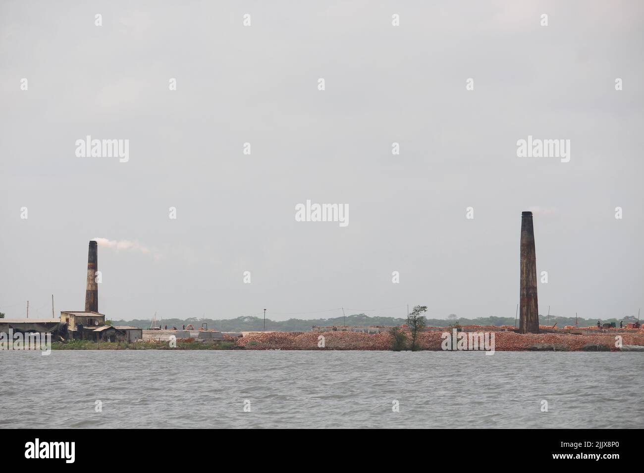 17-Apr-22 Babuganj, Barisal, Bangladesch.kleine Fischerboote schwimmen im Fluss. Stockfoto