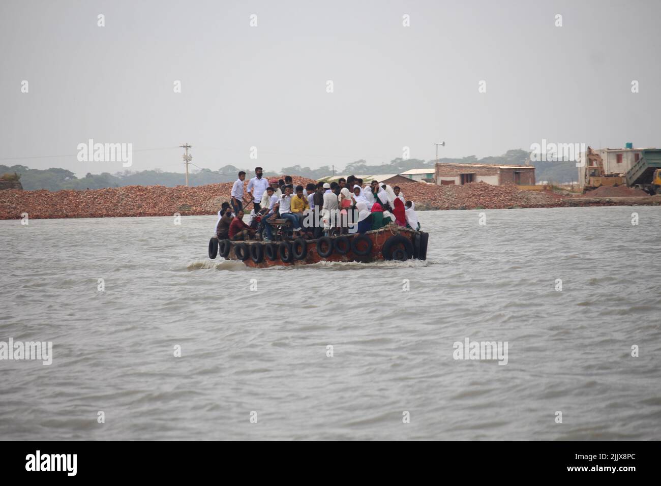 17-Apr-22 Babuganj, Barisal, Bangladesch.kleine Fischerboote schwimmen im Fluss. Stockfoto