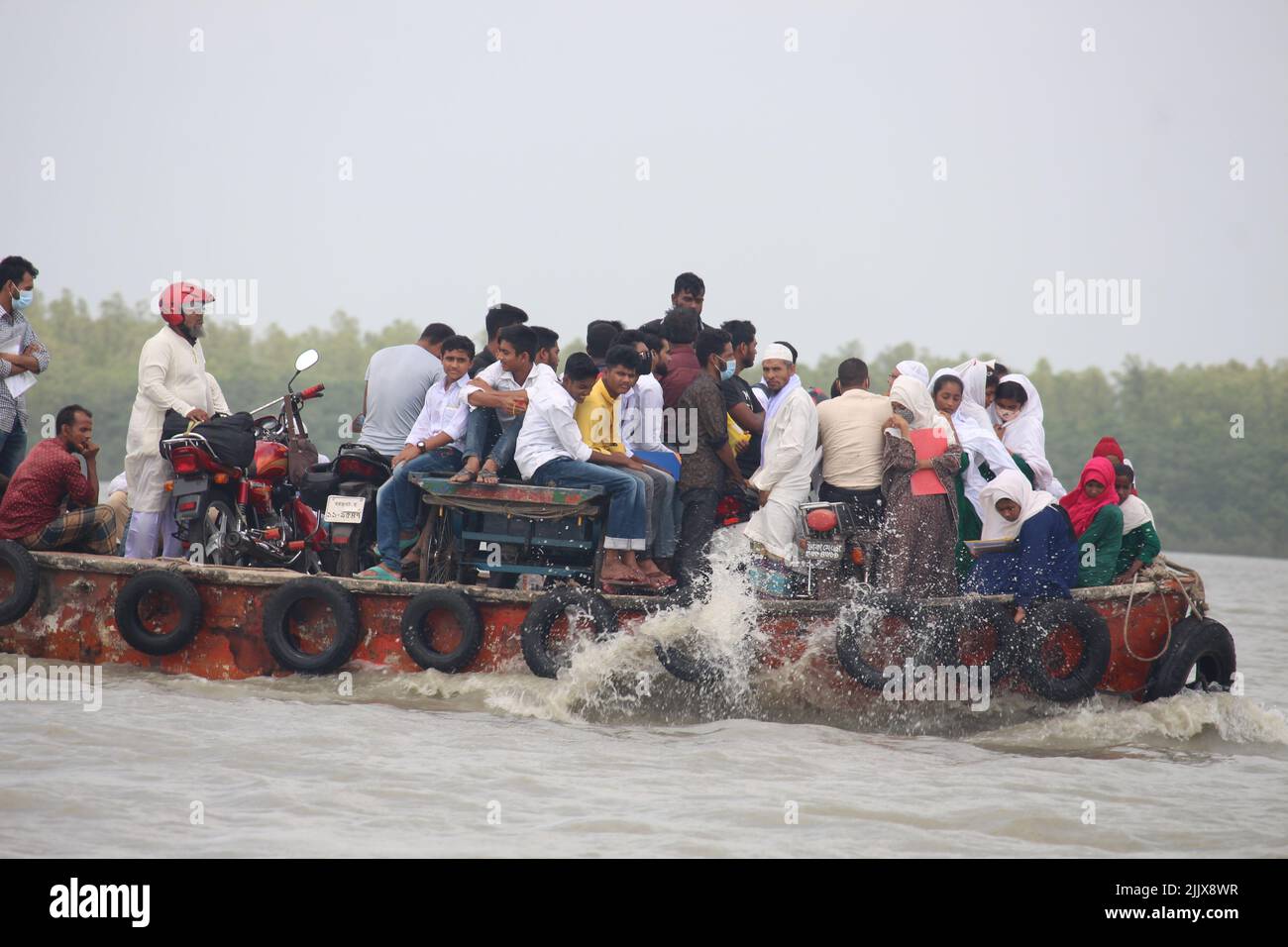 17-Apr-22 Babuganj, Barisal, Bangladesch.kleine Fischerboote schwimmen im Fluss. Stockfoto