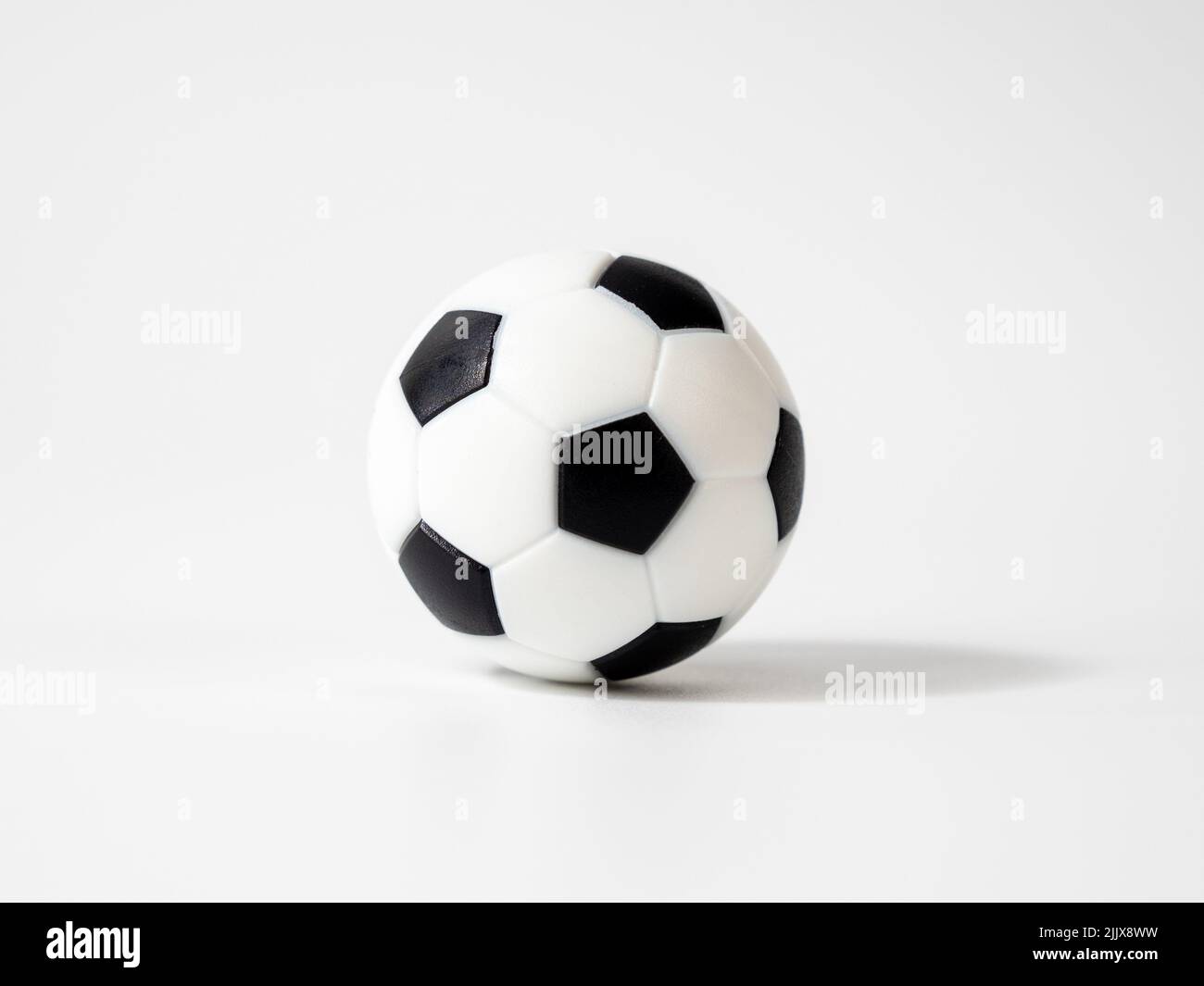 Fußball auf weißem Hintergrund. Fußball aus nächster Nähe. Kleiner Fußball-Plastikball. Stockfoto