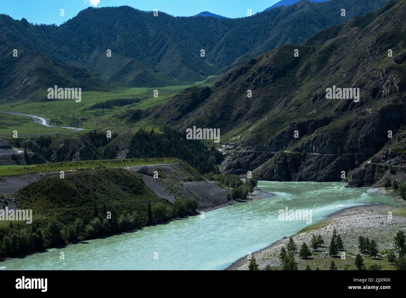 Inspirierendes Bild von Bergen und Flusslandschaft. Majestätische Natur für Reiseziele. Stockfoto