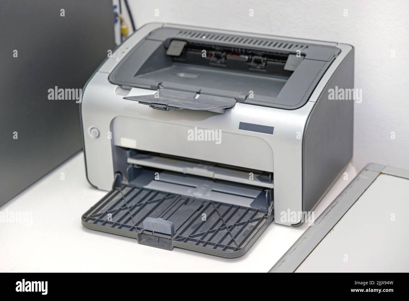 Problem mit Drucker ohne Papier am Schreibtisch im Büro Stockfoto