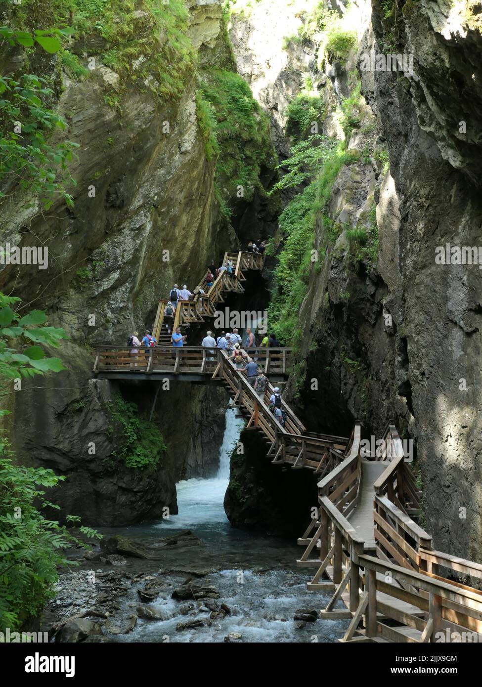 Touristen zu Fuß auf Holztreppen, Sigmund Thun Klamm Schlucht, Österreich Stockfoto