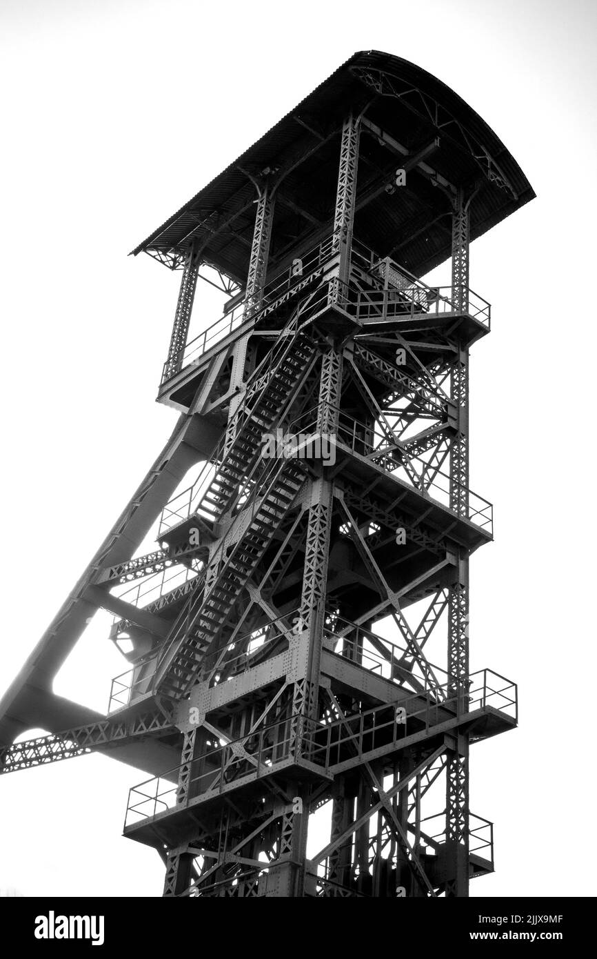 Altes Minenkopfgestell in einer Kohlemine in Bayard, Brassac les Mines, Puy de Dome Department, Auvergne, Frankreich, Europa Stockfoto