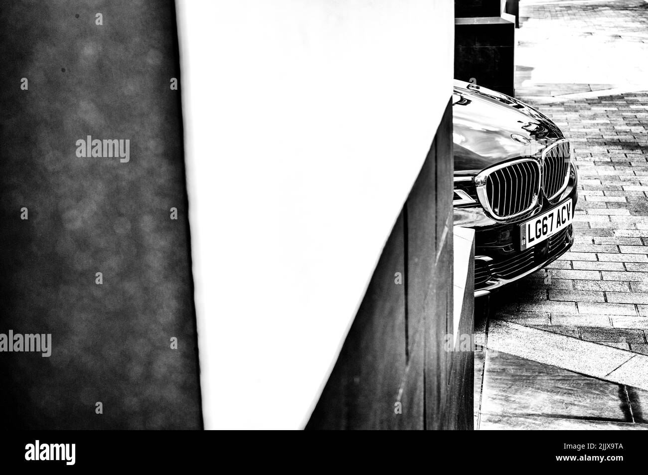 BMW parkte teilweise in der Straße an einem Hotel in Mayfair. Stockfoto