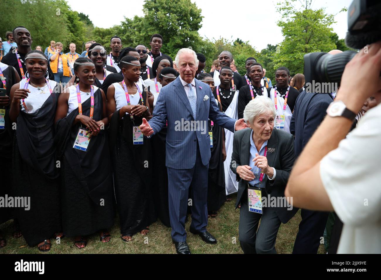 Der Prinz von Wales posiert mit Athleten und Mitgliedern des Teams aus Ruanda während eines Besuchs im Athletes Village an der Universität von Birmingham bei den Commonwealth Games 2022 in Birmingham. Bilddatum: Donnerstag, 28. Juli 2022. Stockfoto