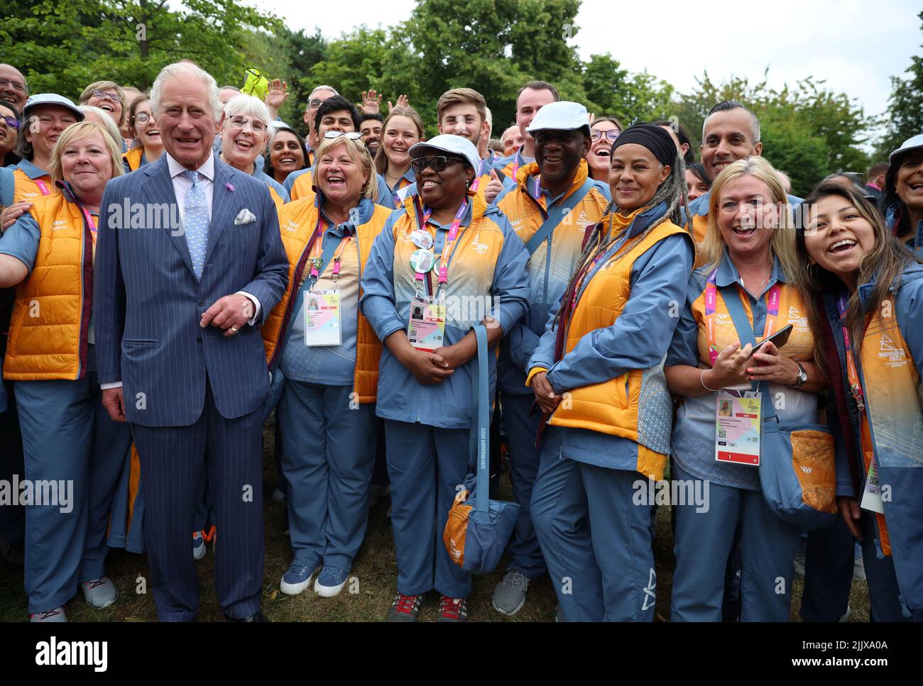 Der Prinz von Wales posiert mit Freiwilligen von Commonwealth Games während eines Besuchs im Athletes Village an der University of Birmingham bei den Commonwealth Games 2022 in Birmingham. Bilddatum: Donnerstag, 28. Juli 2022. Stockfoto