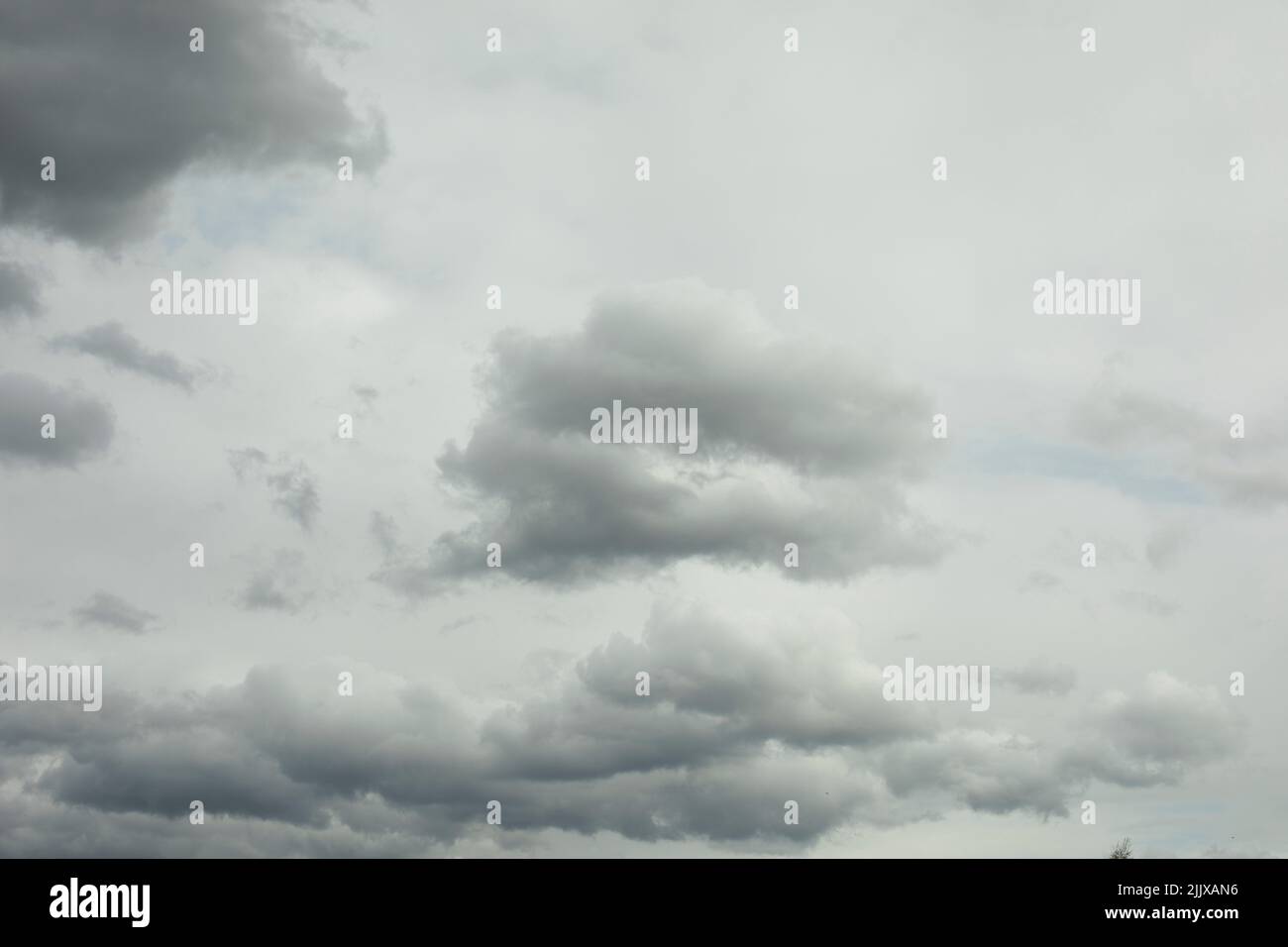 Wolken am Himmel ohne Sonnenschein. Grauer Himmel bei bewölktem Wetter. Leichte Wolken an heißen Tagen. Stockfoto