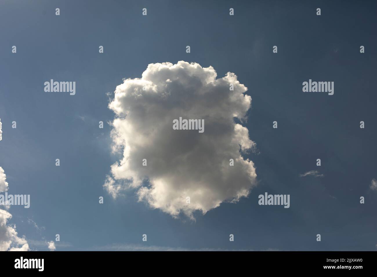 Wolke am Himmel. Seltsame Wolke. Details des Sommerwetteres. Weiße Luft. Stockfoto