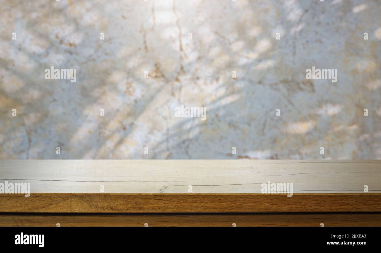 Leerer Holzdeckentisch über tropischem Hintergrund. Stockfoto