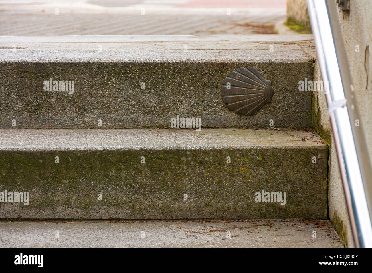 Valencia Spanien. Warnschild auf einigen Treppen, mit einer Metallschale markiert die Route des Camino de Santiago, auf der Route aus dem Mittelmeer t Stockfoto