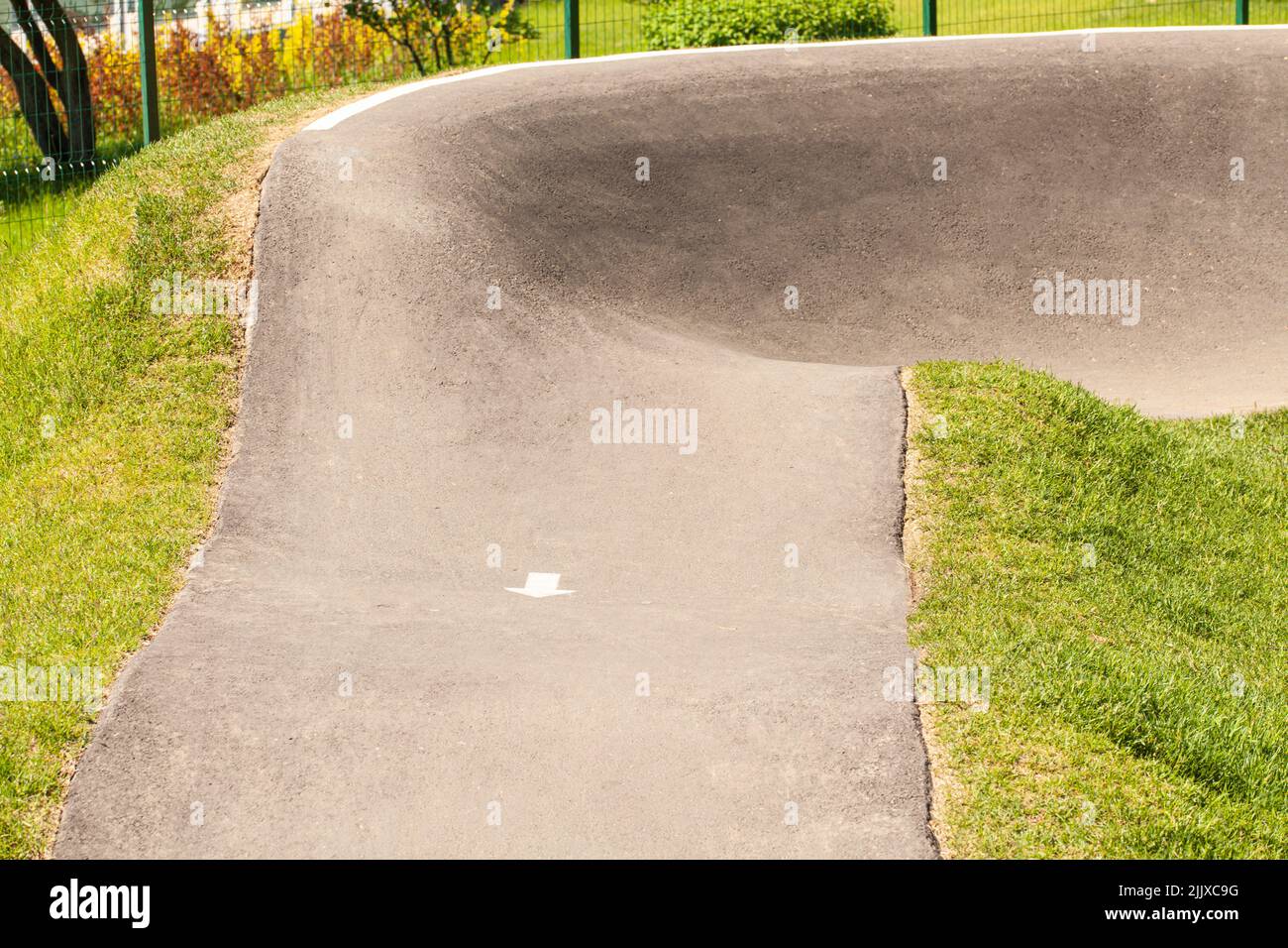 Skateboard Park für Skateboards, Roller und Fahrräder mit vielen Pisten und Kurven in einem modernen Stadtpark. Stockfoto