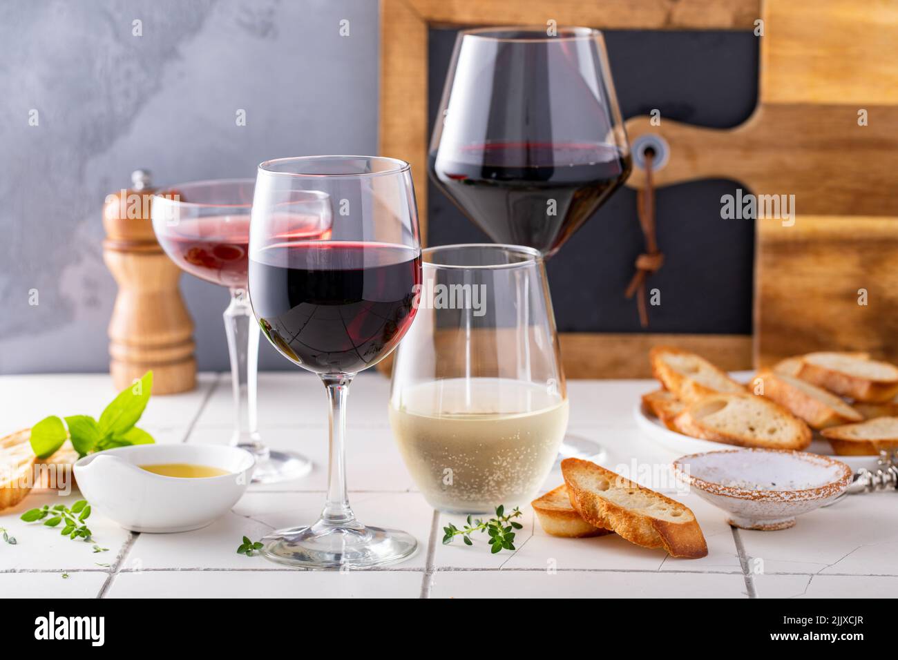 Verschiedene Weingläser mit Rot-, Weiß- und Roséwein Stockfoto