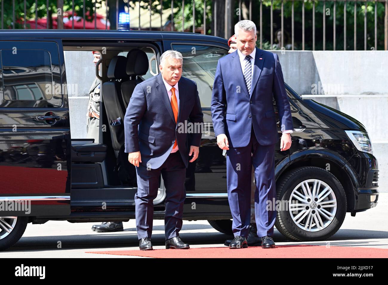 Wien, Österreich. 28.. Juli 2022. Ankunft des ungarischen Premierministers Viktor Orbán (L); Begrüßung durch Bundeskanzler Nehammer (R) und Empfang mit militärischen Ehren Stockfoto