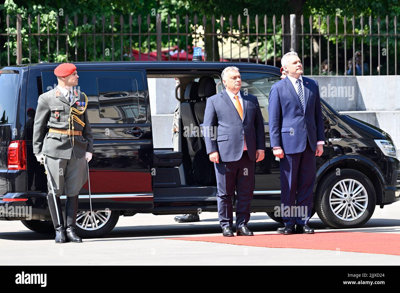 Wien, Österreich. 28.. Juli 2022. Ankunft des ungarischen Premierministers Viktor Orbán (L); Begrüßung durch Bundeskanzler Nehammer (R) und Empfang mit militärischen Ehren Stockfoto