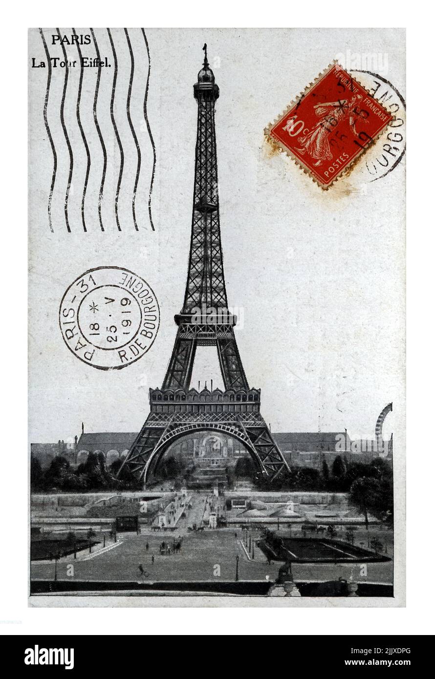 PARIS, FRANKREICH - UM 1919: In Frankreich gedruckte Postkarte zeigt den Eifelturm, um 1919. Stockfoto