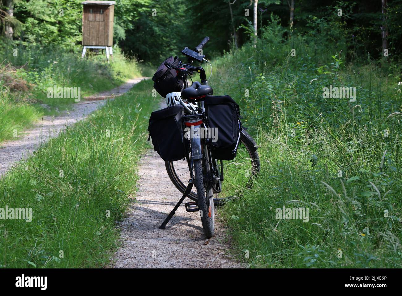 Frühlingslandschaft mit einem E-Bike unterwegs. Stockfoto