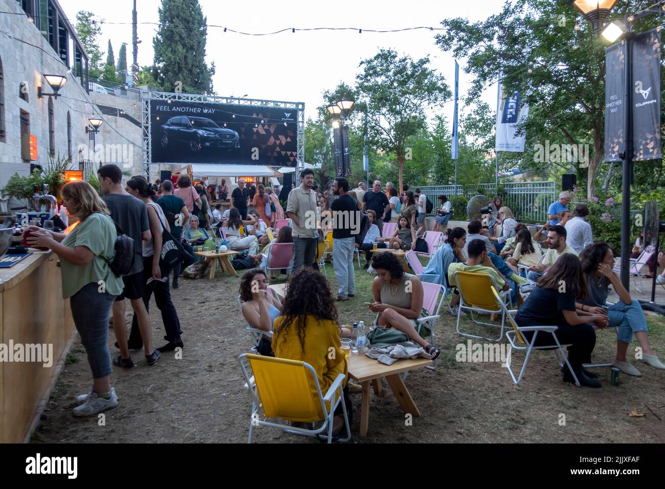 Besucher versammeln sich im Hinterhof der Jerusalem Cinematheque während des Filmfestivals in West Jerusalem Israel Stockfoto
