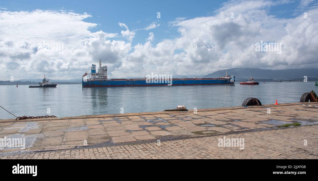 Schüttgutfrachter Shandong Fu De bei Ankunft in der Bucht von Santander Stockfoto
