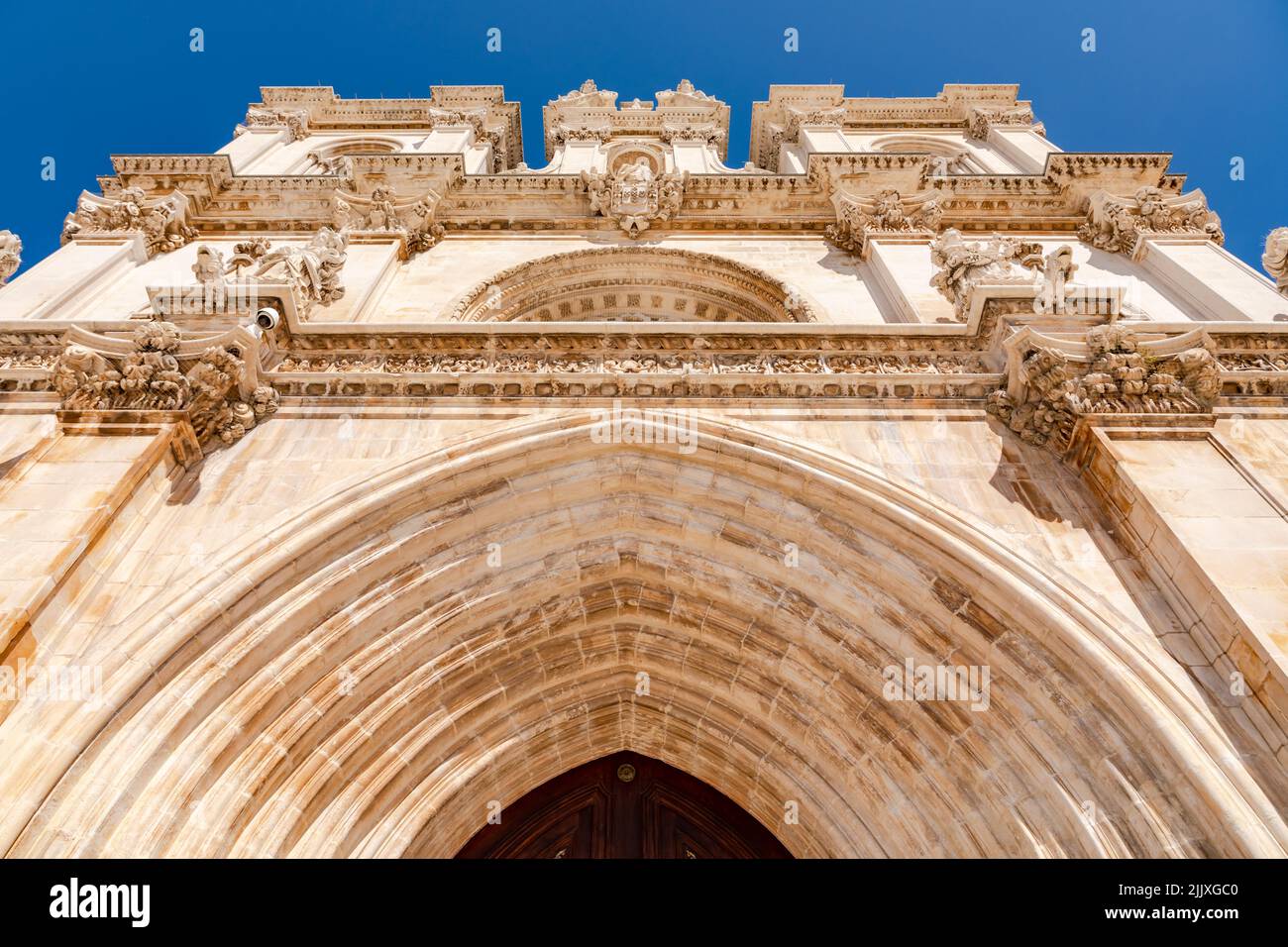 Die Fassade und der Eingangsbereich der Klosterkirche des Mosteiro de Santa Maria de Alcobaca, Portugal Stockfoto