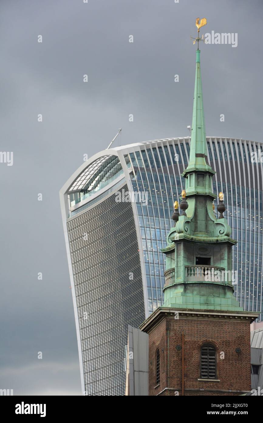 Das Bürogebäude in der Fenchurch Street 20 mit dem Turm der All Hallowes-by-the-Tower-Kirche Stockfoto