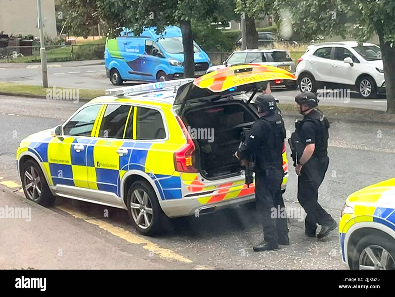 BESTE VERFÜGBARE QUALITÄT bewaffnete Polizei im Ferry Road Drive in Edinburgh, nach einem Unfall, bei dem ein 24-jähriger Mann schwer verletzt wurde, im nahegelegenen Ferry Road Drive. Nach einer Kollision mit einem Motorrad und einem Auto wurden am Donnerstag um etwa 1,45pm Uhr Rettungsdienste entsandt. Stockfoto
