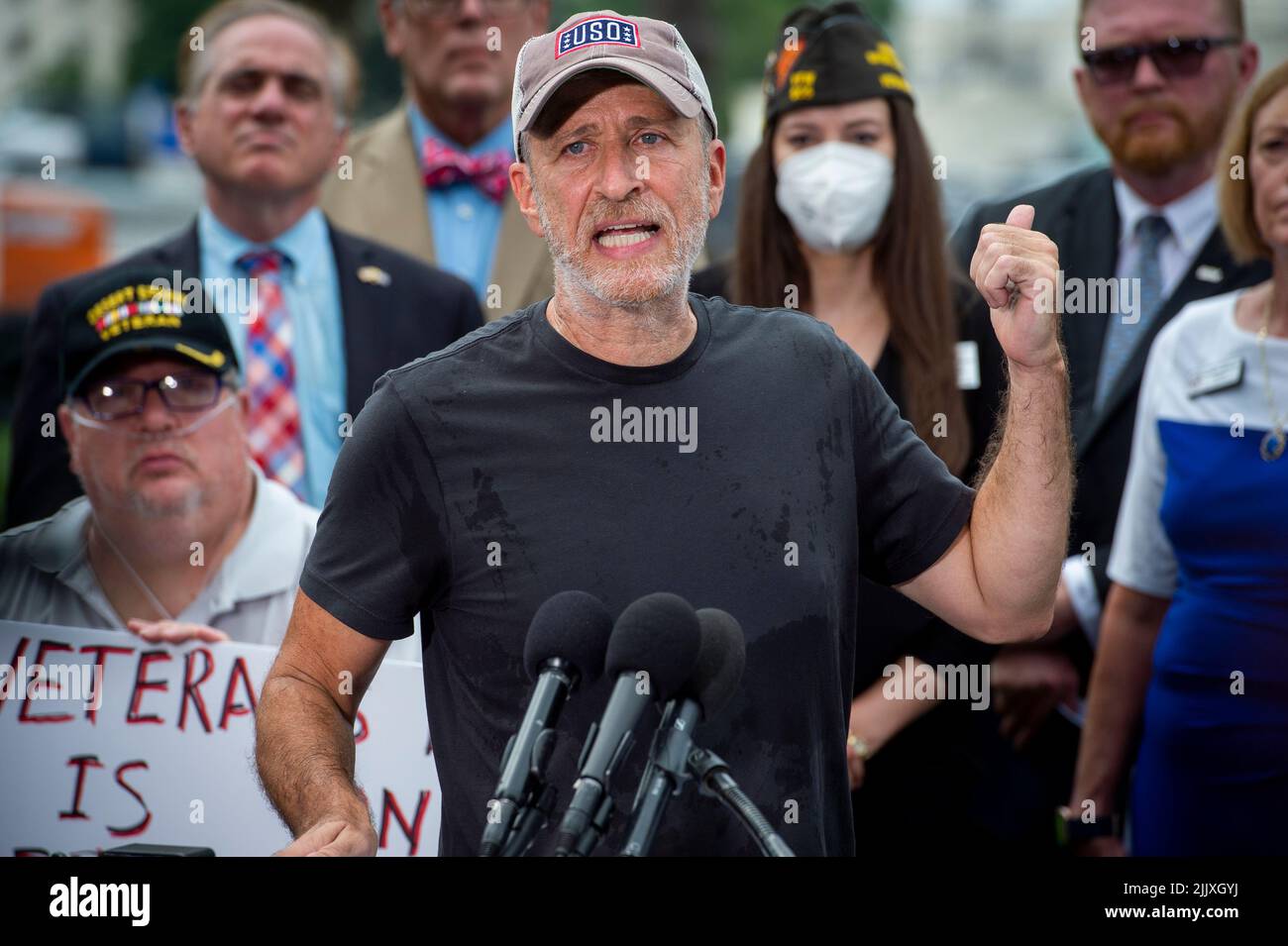 Der Veteranen-Menschenrechtsaktivist Jon Stewart hält während einer Pressekonferenz eine Stellungnahme ab, nachdem am Donnerstag, dem 28. Juli 2022, vor dem US-Kapitol in Washington, DC, eine Abstimmung über das Verfahren im Senat zur Förderung von Gesetzen zur Unterstützung von Millionen von Veteranen, die toxischen Brandgruben ausgesetzt waren, gescheitert war. Die Gesetzgebung, die darauf abzielte, Millionen von Veteranen zu helfen, die giftigen Brandgruben ausgesetzt waren, scheiterte an einem überraschenden Schritt, den der Vorsitzende der Veteranenangelegenheiten des Senats warnte, Veteranen das Leben kosten zu können. Kredit: Rod Lamkey/CNP /MediaPunch Stockfoto