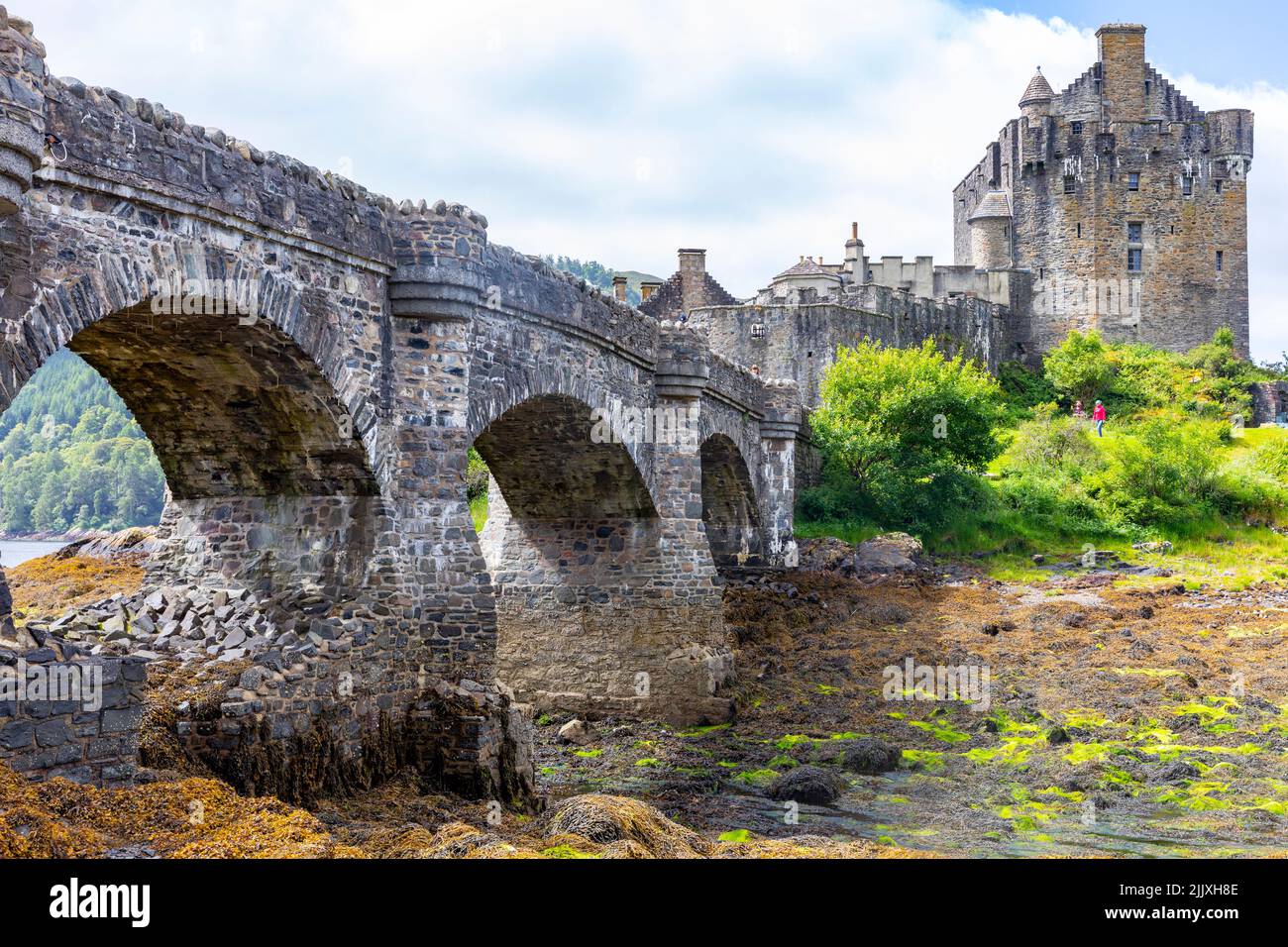 Eilean Donan Schottisches Schloss aus dem 13.. Jahrhundert, Dornie, Haupttouristenattraktion für Schottland, Sommertag mit Sonnenschein, Schottische Highlands, Schottland, Großbritannien Stockfoto