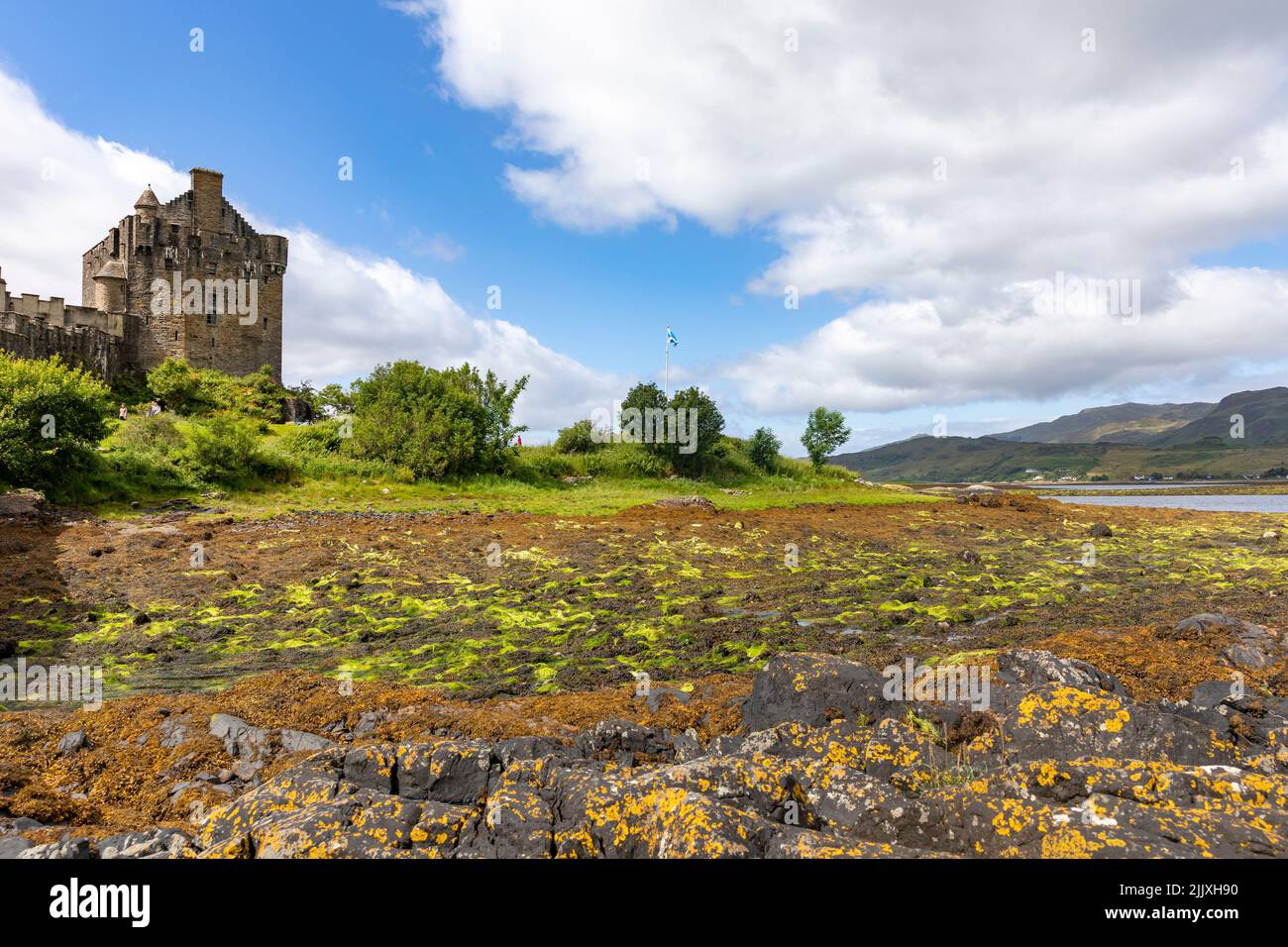 Eilean Donan Schottisches Schloss aus dem 13.. Jahrhundert, Dornie, Haupttouristenattraktion für Schottland, Sommertag mit Sonnenschein, Schottische Highlands, Schottland, Großbritannien Stockfoto