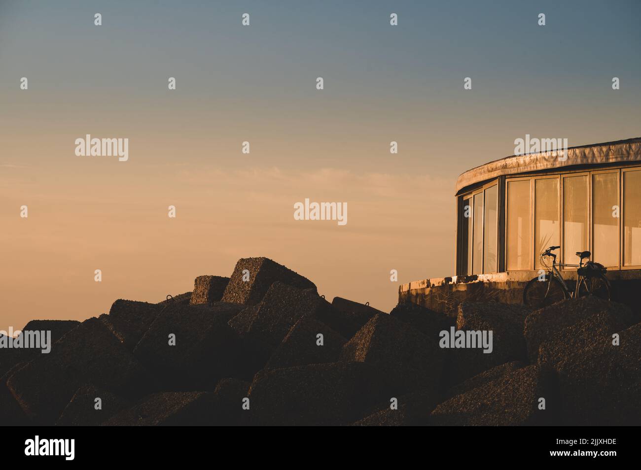 Restaurant mit Erkerfenstern am Meer in der Morgendämmerung Stockfoto