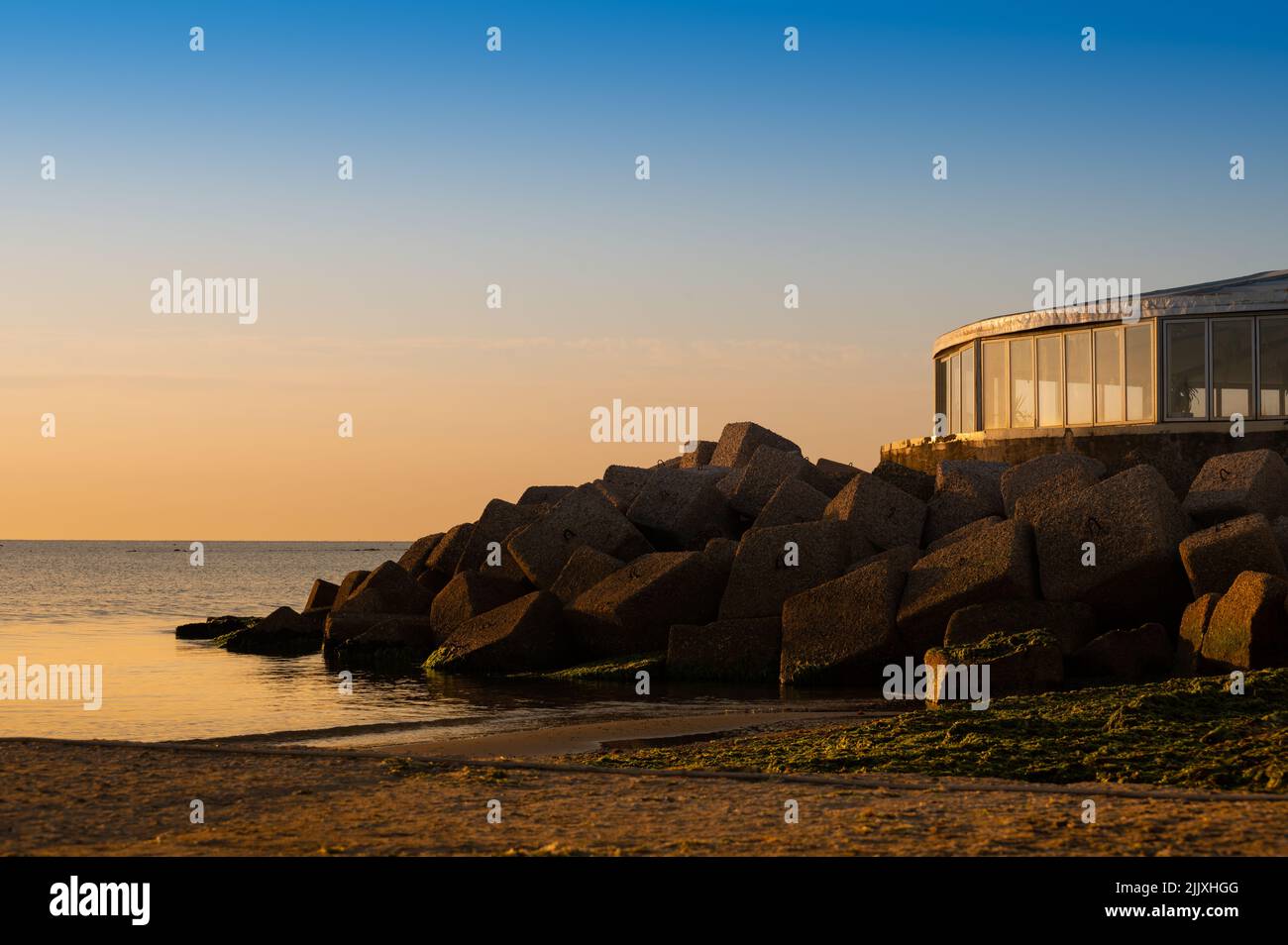 Restaurant mit Erkerfenstern am Meer in der Morgendämmerung Stockfoto