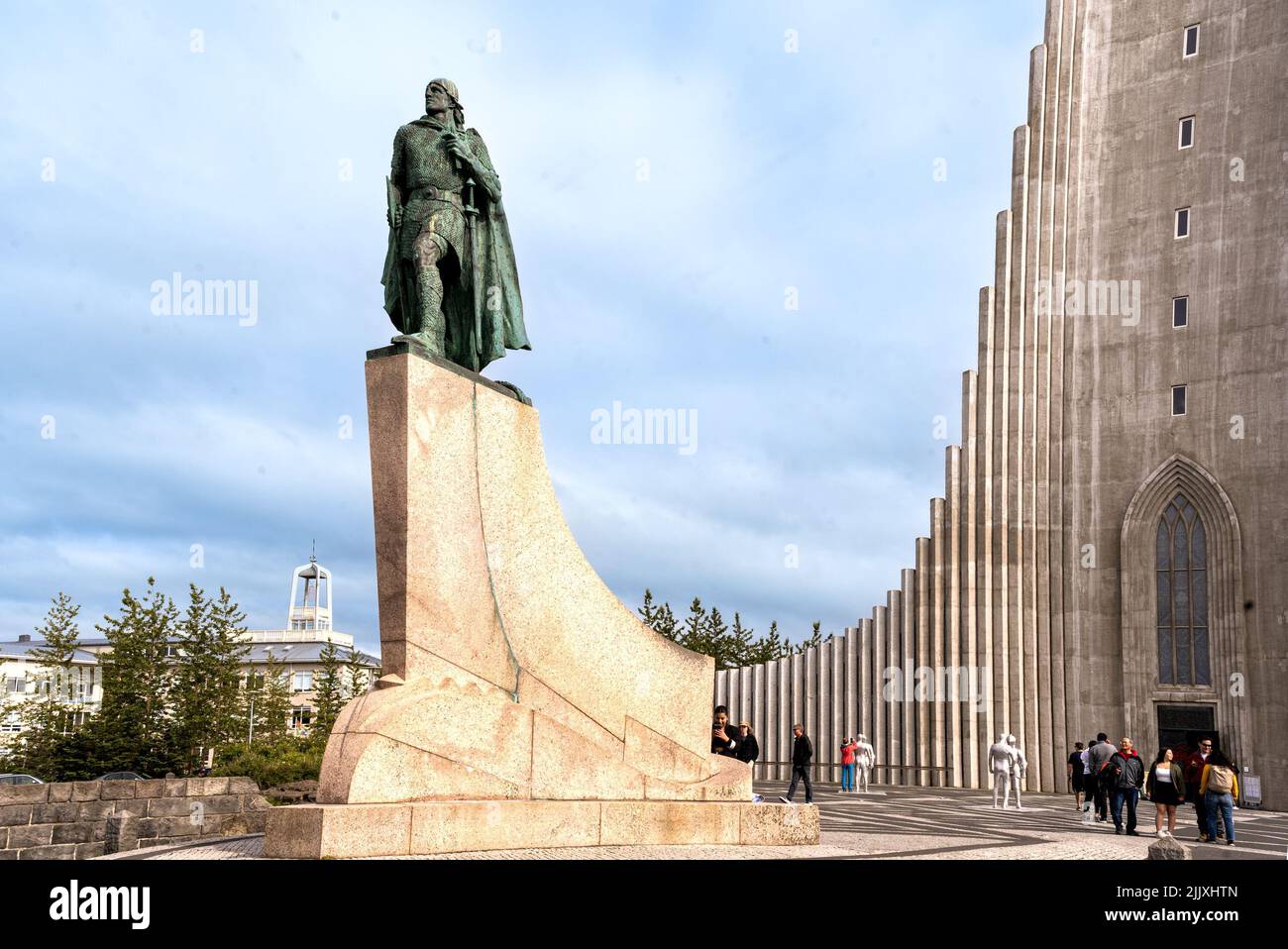 Reykjavík, Island - 4. Juli 2022 Dreiviertelansicht der Statue des Leif-Eriksson-Denkmals (1929–1932), Diese Statue befindet sich vor dem Hallg Stockfoto
