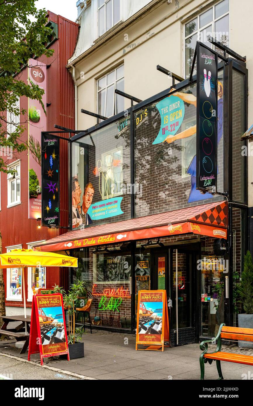 Reykjavík, Island - 5. Juli 2022 Ein Blick auf die berühmte Lebowski Bar auf Laugavegur in der Innenstadt von Reykjavík. Ein unterhaltsames Restaurant mit Filmmotiven, das auf 1998 Come basiert Stockfoto