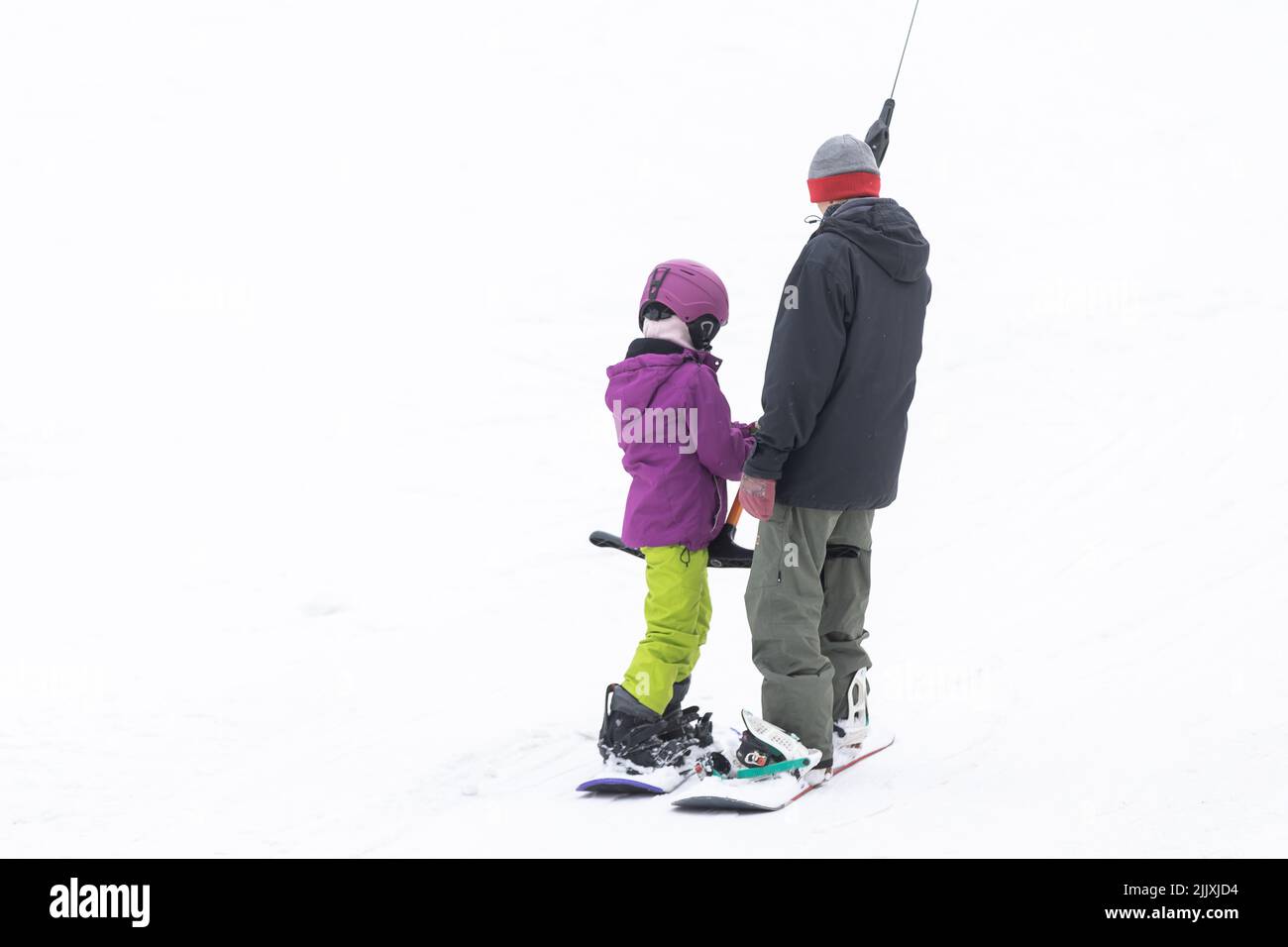 Skigebiet Vater Teaching Kleine Tochter Snowboarding Stockfoto