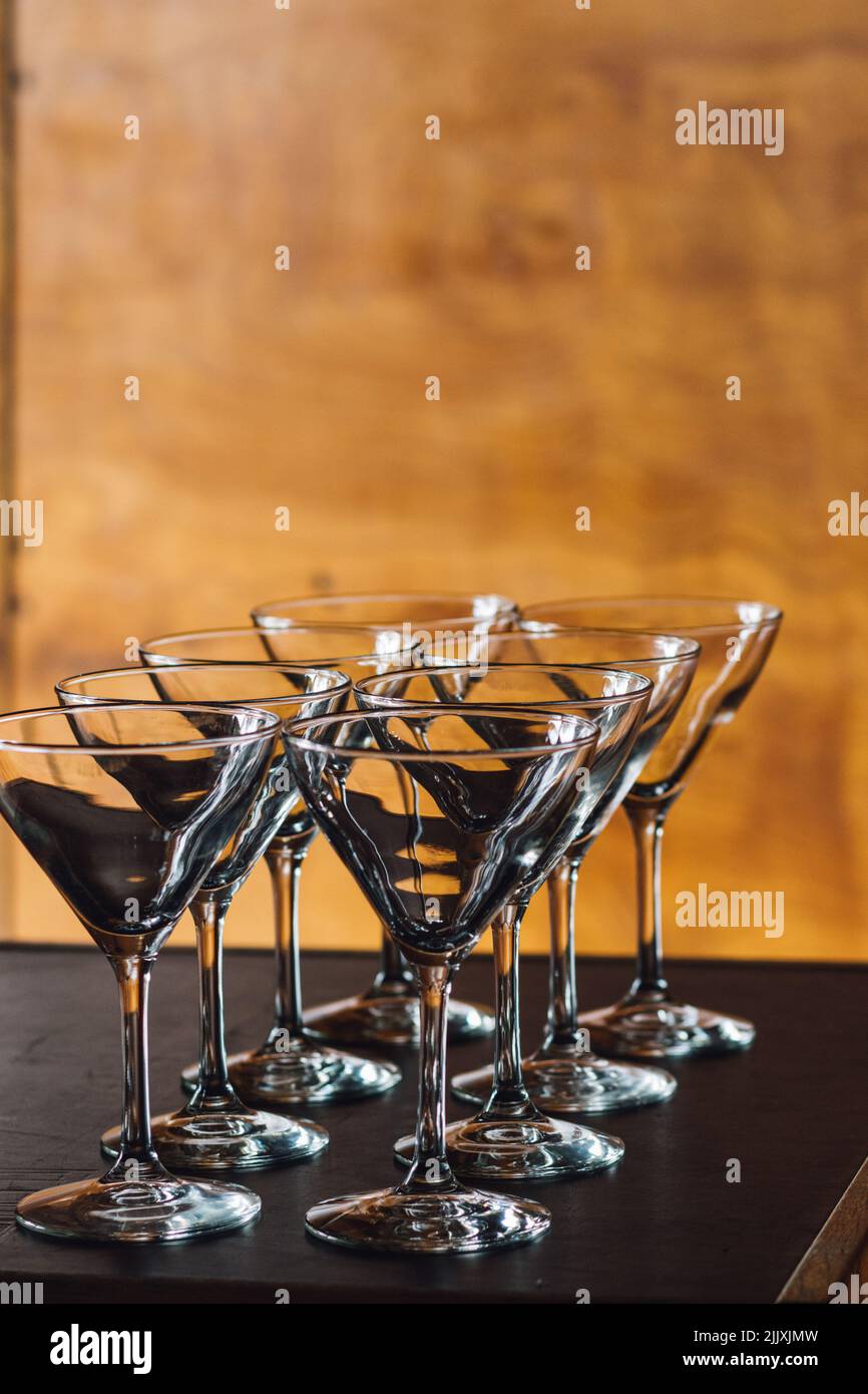 Acht martini-Gläser Reihen sich in Reihen aneinander Stockfoto