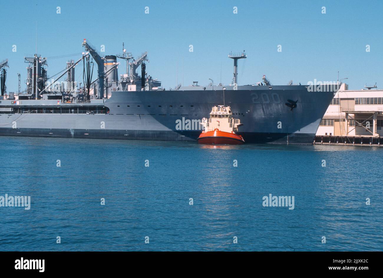 C-Traktor 6 unterstützt USNS Guadalupe am Hafen von San Diego Stockfoto