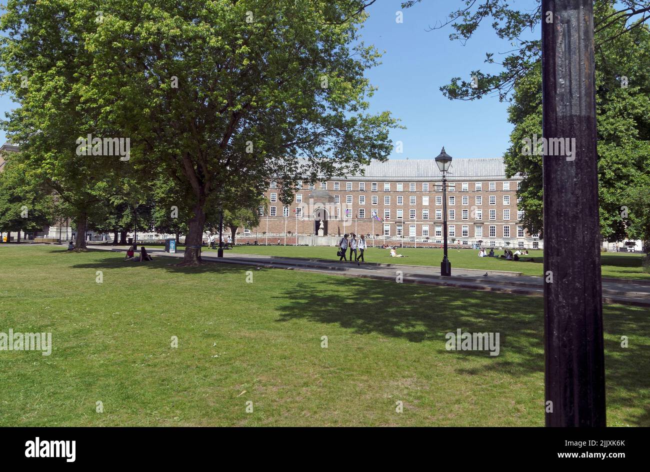 Studenten / Schüler Cross College Green Bristol, England, Sommer 2022. Juli. Und Bristol Council Gebäude dahinter. Stockfoto