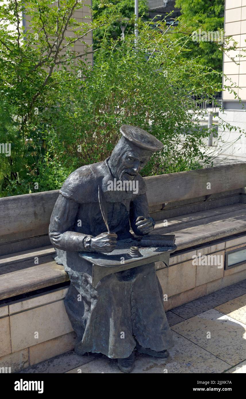 Bronzeskulptur in Lebensgröße - William Tyndale von Lawrence Holofcener, Millennium Square, Bristol. Tyndales Übersetzung des Neuen Testaments Stockfoto