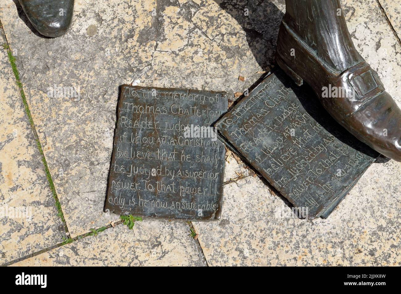 Detail von der Statue von Thomas Chatterton von Lawrence Holofcener, lebensgroße Bronze, Millennium Square, Bristol, England Stockfoto