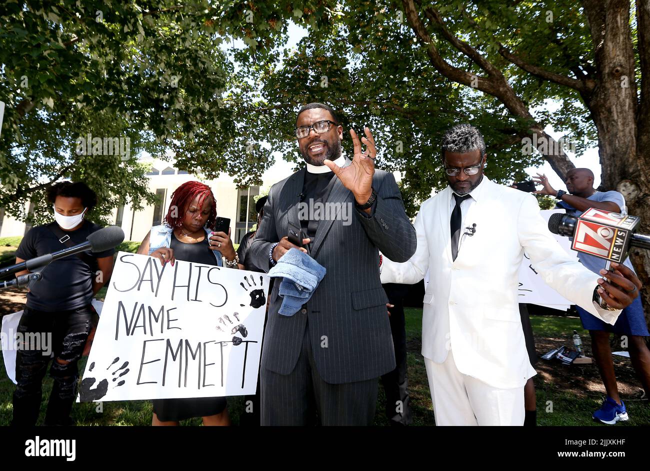 28. Juli 2022, Raleigh, North Carolina, USA: Pastor NATE COX, c, spricht mit Bürgerrechtlern und Mitgliedern der Gemeinschaft, die sich im North Carolina Legislative Building in Raleigh zum Gebet versammelt haben und zur Verhaftung von Carolyn Bryant Donham im Zusammenhang mit dem Tod von Emmett Till aufrufen. Donham, früher bekannt als Mrs. Roy Bryant, soll in Raleigh, NC, leben. Im Jahr 1955 beschuldigte sie den 14-jährigen Emmett Till, sie angepfeift zu haben, was zu seiner Entführung und seinem Mord führte. Der ursprüngliche Haftbefehl für Donham wurde kürzlich im Keller eines Mississippi-Gerichtsgebäudes gefunden. Tillâ Stockfoto