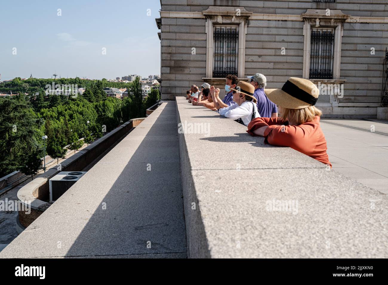 Madrid, Spanien -- 18. Juni 2022. Foto von Touristen im Königspalast von Madrid mit Blick auf einen Park. Stockfoto