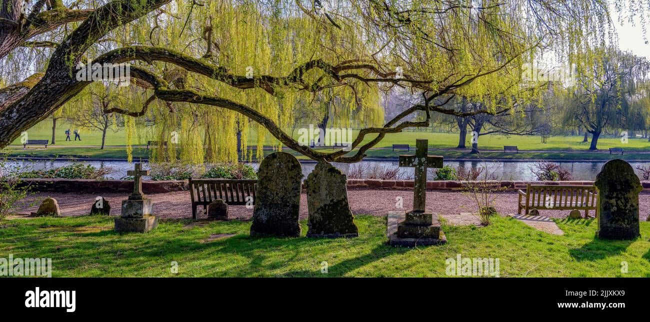 Friedhof der Kirche der Heiligen Dreifaltigkeit entlang des Flusses Avon, Stratford-upon-Avon, Warickshire, West Midlands, England. Stockfoto