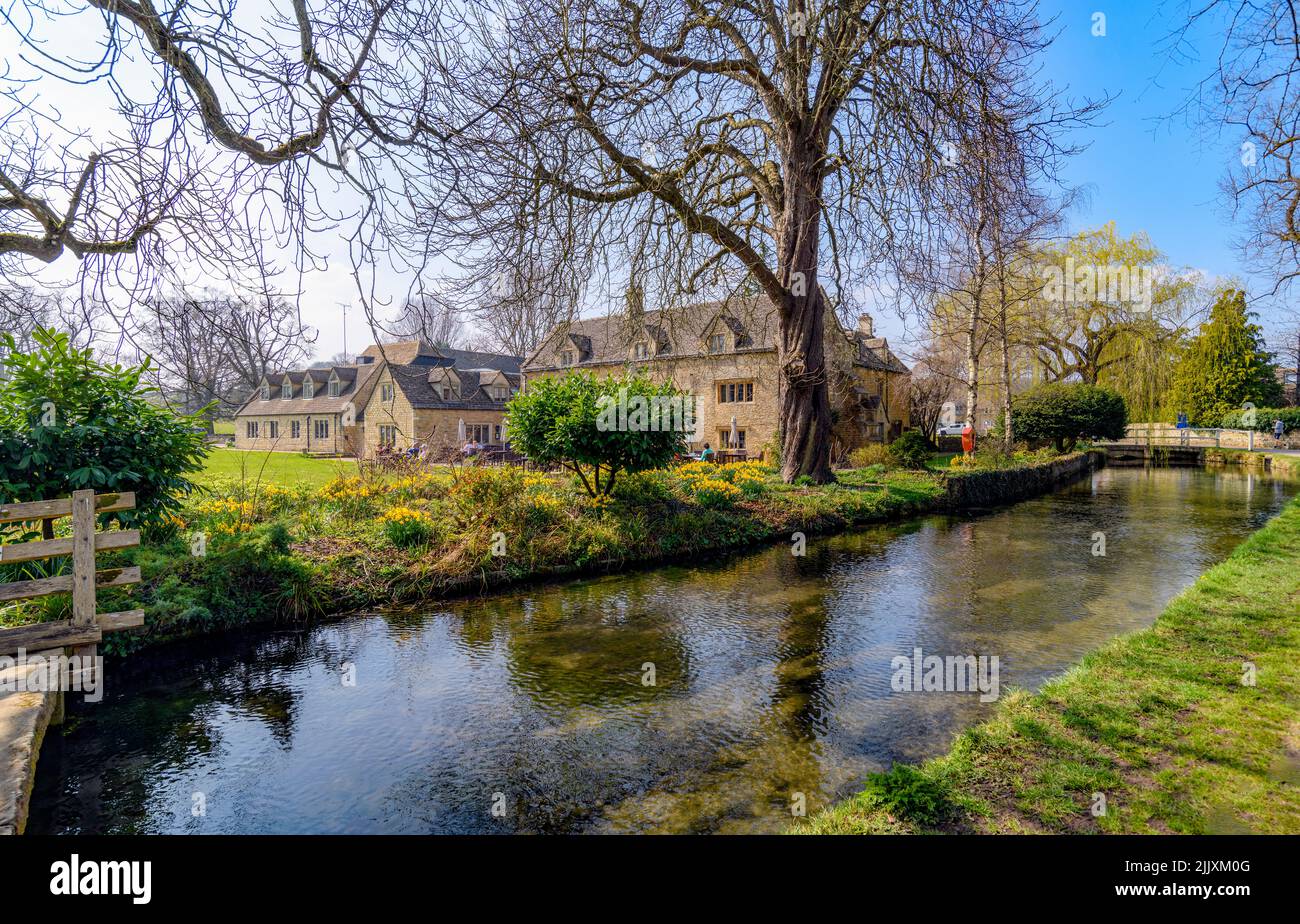 The Slaughteræ's Country Inn and River Eye in Lower Slaughter, Cotswold, Gloucestershire, England. Stockfoto