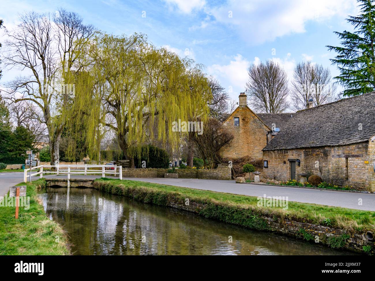 River Eye und The Slaughter's Country Inn, Lower Slaughter, Cotswold, Gloucestershire, England. Stockfoto