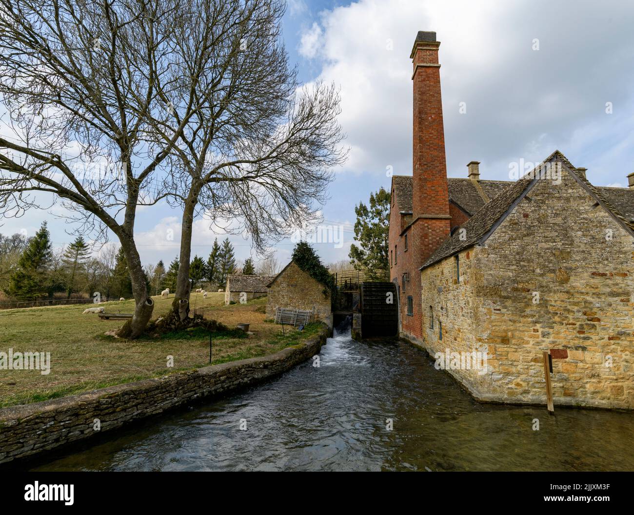 Die OLS-Mühle am River Eye in Lower Slaughter, Cotswold, Gloucestershire, England. Stockfoto