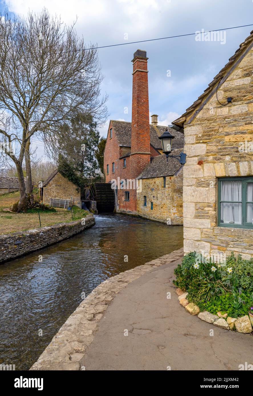 Die OLS-Mühle am River Eye in Lower Slaughter, Cotswold, Gloucestershire, England. Stockfoto