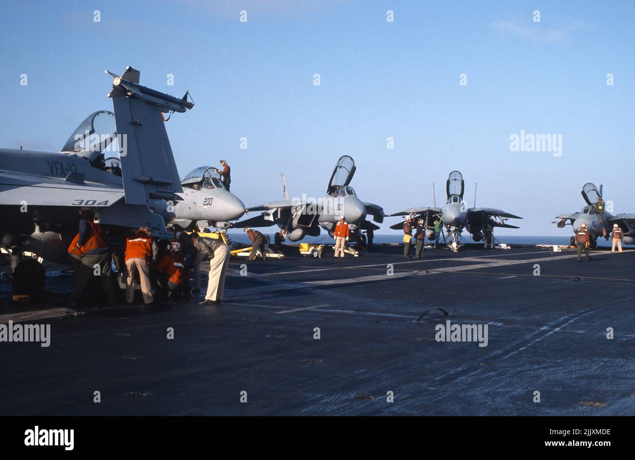 F-14 und F/A-18 auf dem Flugdeck warten auf den Flugbetrieb Stockfoto