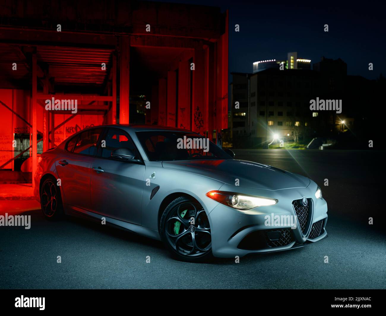 Kiew, Ukraine - 10. 2021. April: ALFA ROMEO Giulia Quadrifoglio in silberner Metallic-Farbe in der Nähe des Olimpiyskiy National Sports Complex geparkt Stockfoto