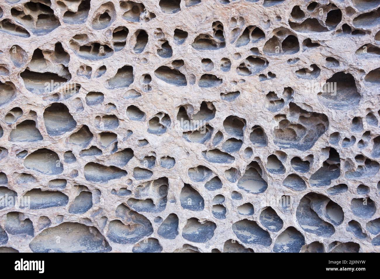 Natürliche, im Taschenformat gesteckte Struktur aus vulkanischem Tuff-Gestein Stockfoto